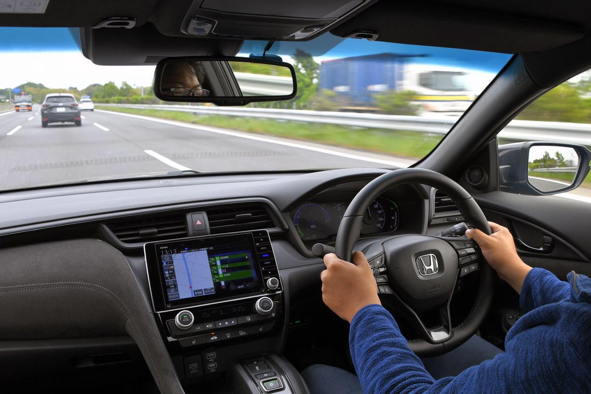 追い越し車線を走り続けるクルマはなぜなくならないのか 〜 画像3