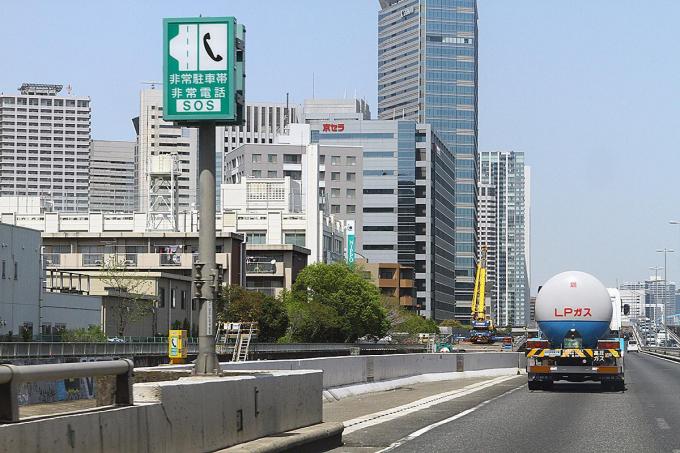 タイヤパンク時に止めるべき場所と対処法