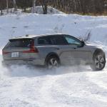 【画像】【試乗】北欧育ちのボルボV60クロスカントリーで雪上ドライブ！　絶対的安心感のなかにも走る楽しみがある 〜 画像10