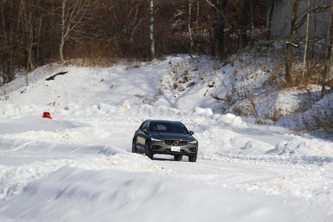 ボルボV60クロスカントリー雪上試乗