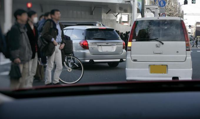 横断歩道のないところを渡る「乱横断」の危険性