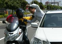 バイクのすり抜けってあり？　違法じゃなくても警察や自動車学校教官は否定的