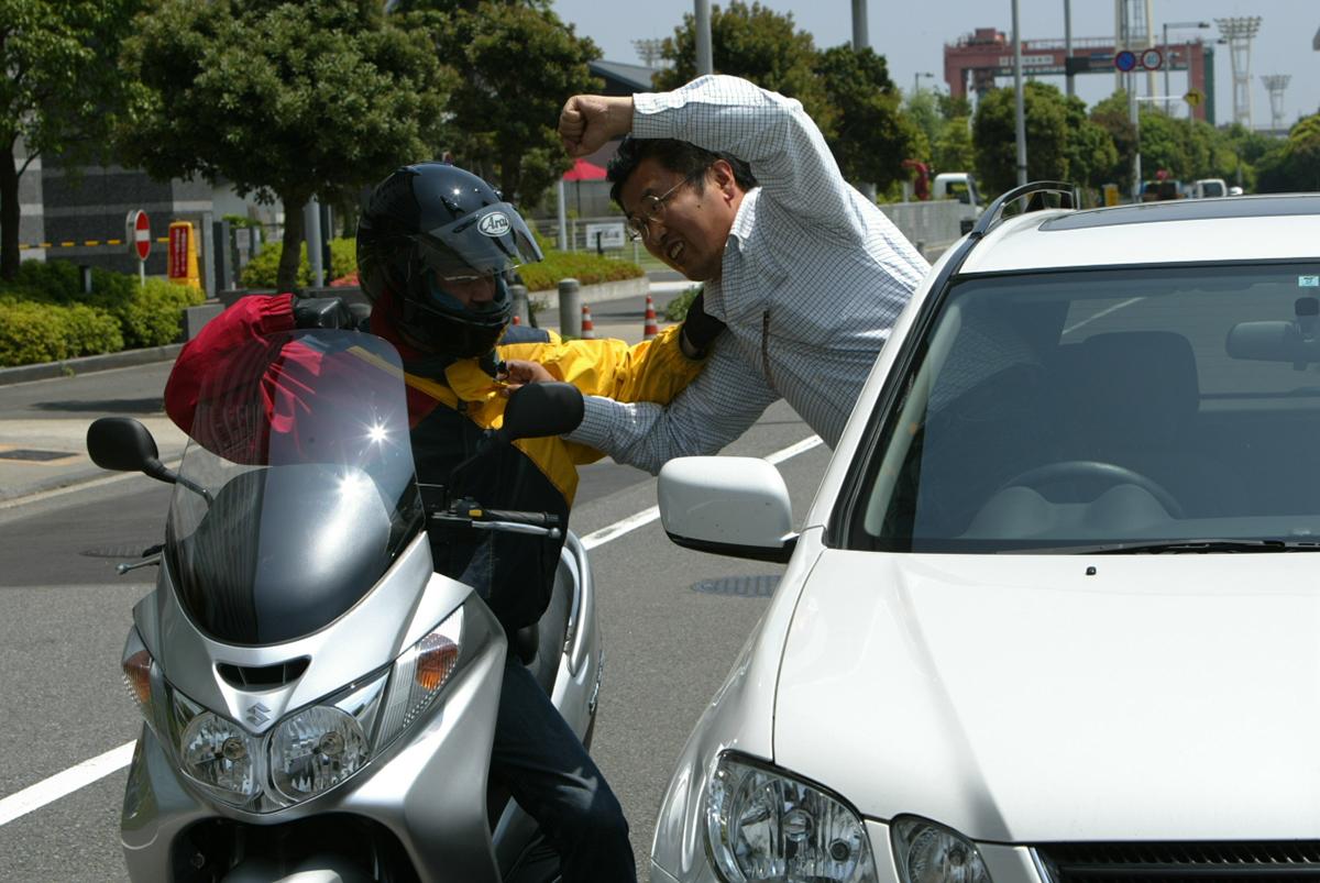 バイクのすり抜けってあり 違法じゃなくても警察や自動車学校教官は否定的 自動車情報 ニュース Web Cartop