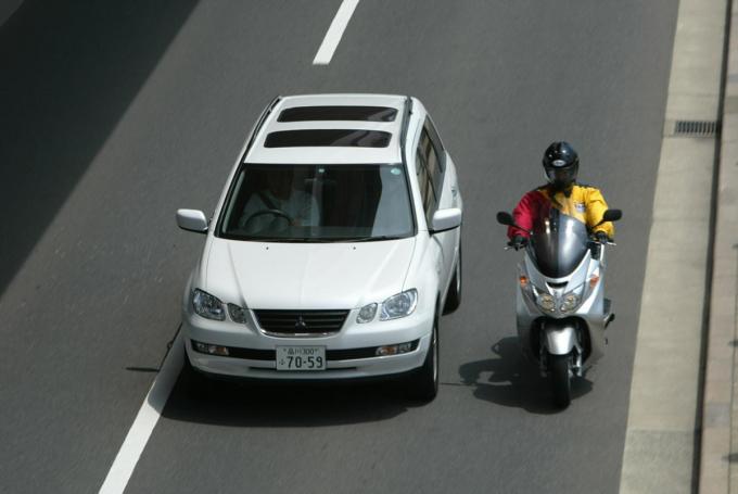 バイクのすり抜けはOKか