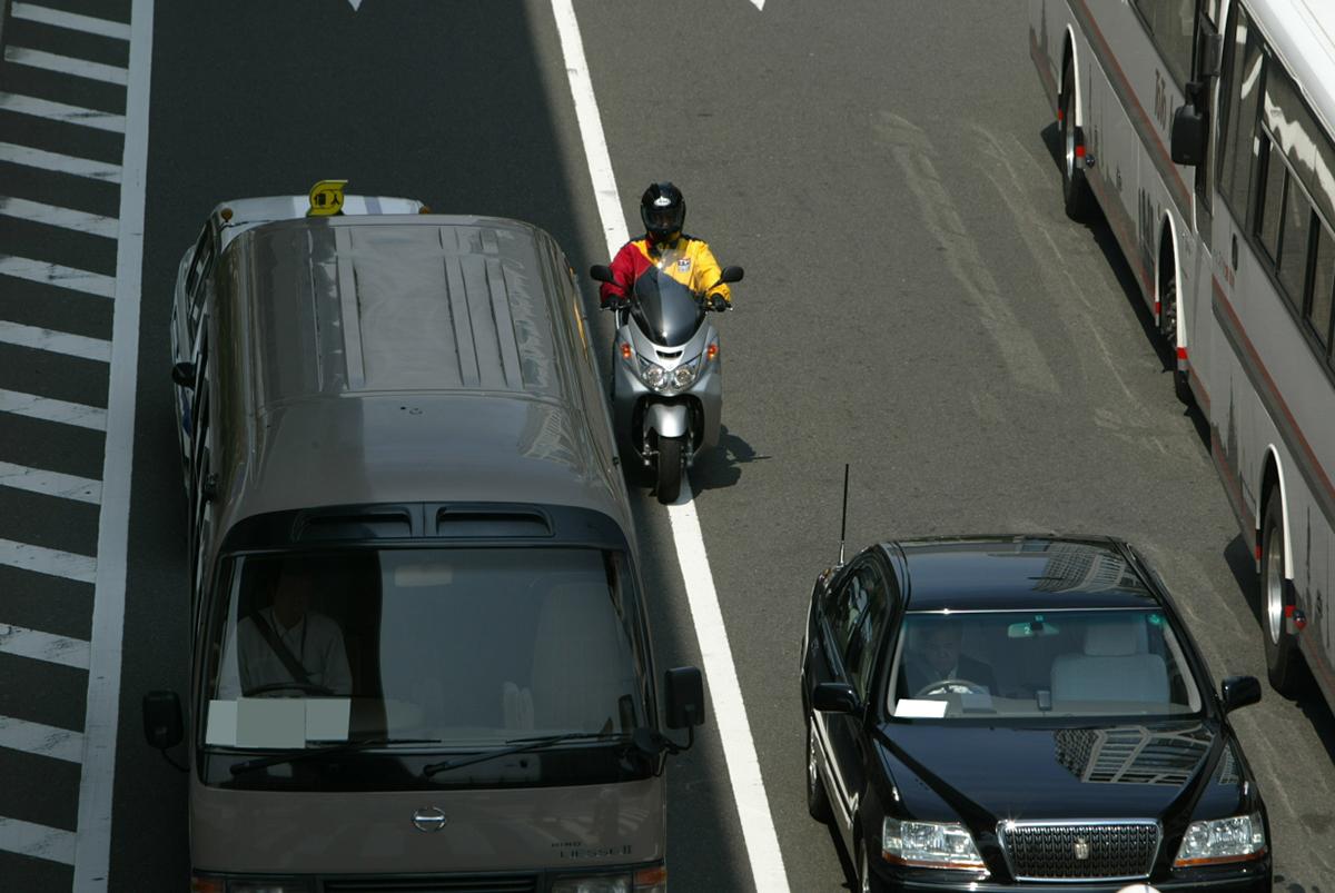 バイクのすり抜けはOKか 〜 画像4