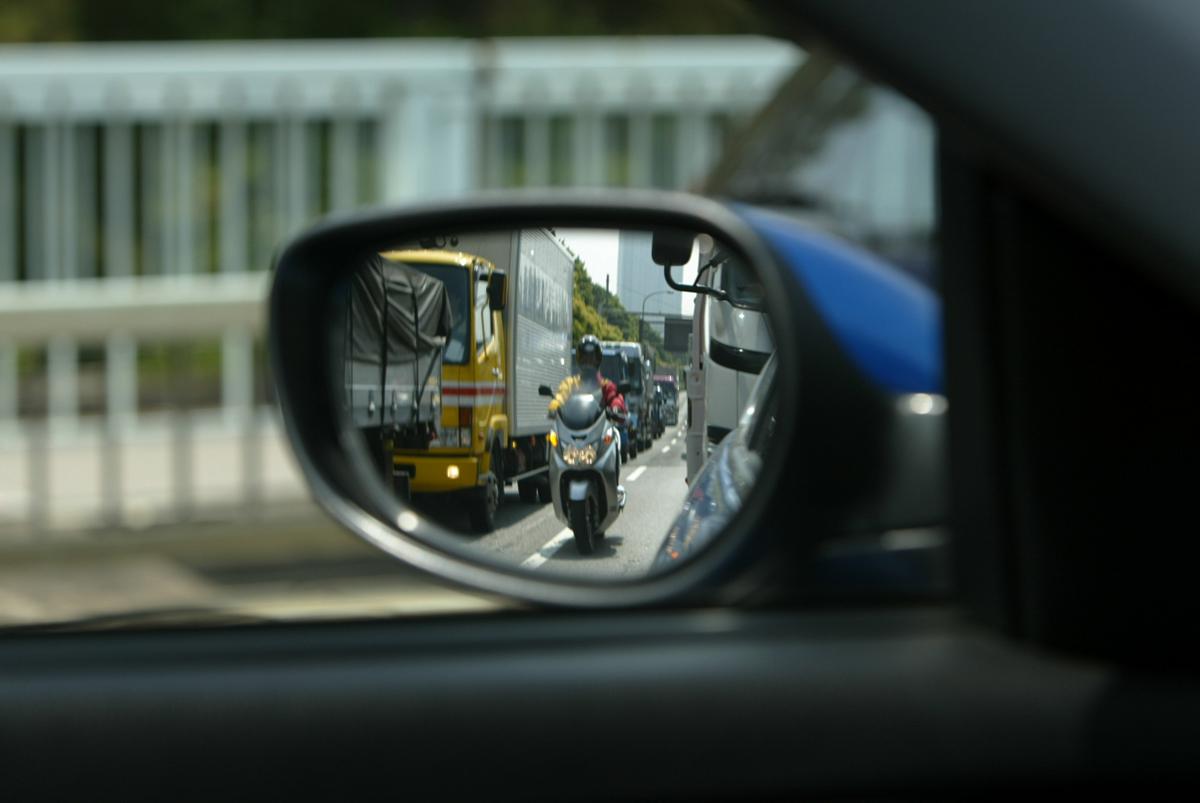 バイクのすり抜けはOKか 〜 画像5