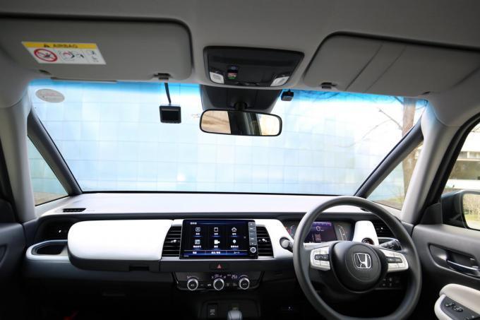 クルマのフロントガラス上部に 色 がつけられるワケ 自動車情報 ニュース Web Cartop