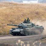 【画像】まさかの一般車に混じって公道自走も！　「戦車」の移動事情とは 〜 画像5