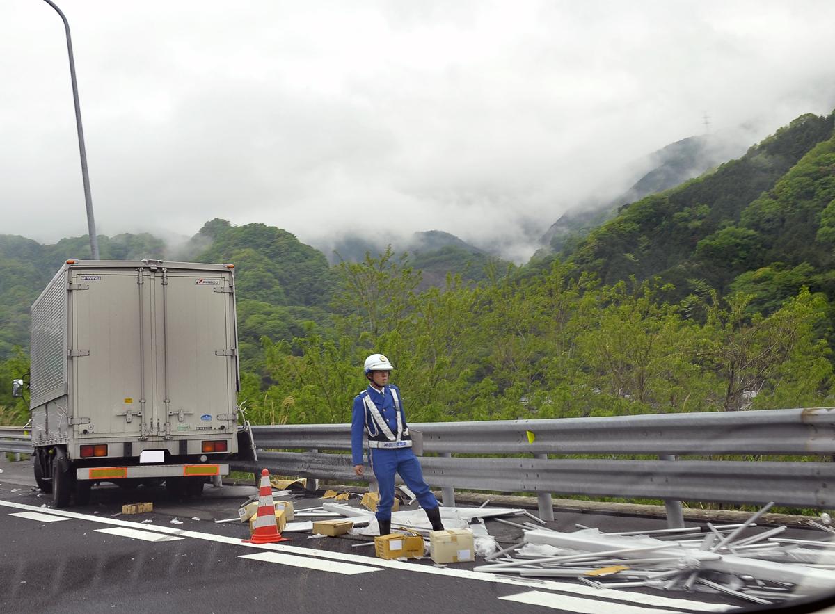 トラックの過積載が招く悲惨な事故