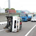 【画像】高速道路などで見かける「横風注意」の表示！　具体的に「どう気を付ける」のが正解？ 〜 画像2