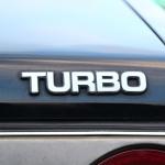 【画像】いまじゃ当たり前すぎて誇れない！　「TWINCAM」「DOHC」「TURBO」消えたクルマのエンブレム＆ステッカー 〜 画像1