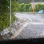 【画像】ナメてかかると命を落とす！　梅雨時期に起こりうる「冠水道路」で立ち往生したときの正解とは 〜 画像5
