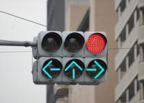 赤なのに全方向の矢印が点灯！　「青信号」じゃダメな信号の不思議