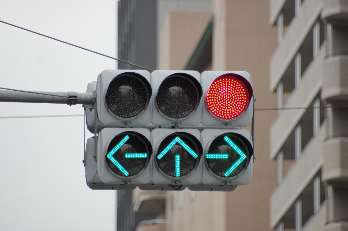 赤なのに全方向の矢印が点灯 青信号 じゃダメな信号の不思議 自動車情報 ニュース Web Cartop