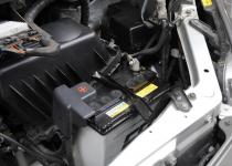 これだけ「リチウムイオン電池」が出回っているのになぜ？　クルマが100年前からある「鉛バッテリー」を使うワケ
