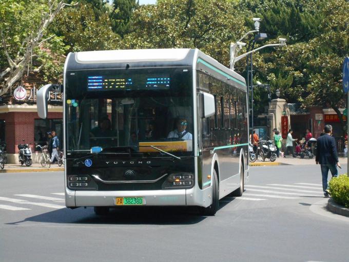 上海の街を走るEVバス
