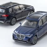 京商のモデルカー最新作はBMW X７！　18分の1スケールで紺と黒の２色を用意