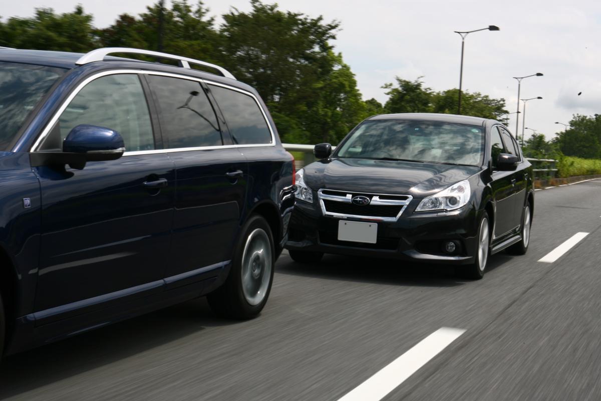 高速道路の右車線あおり運転イメージ2台 〜 画像1