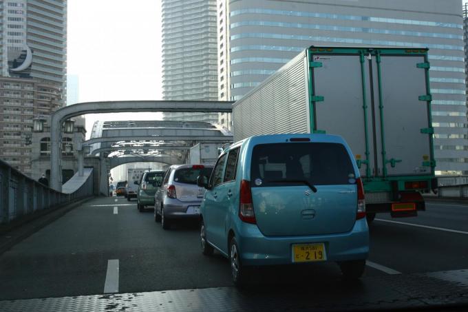 軽自動車とトラックの走行風景