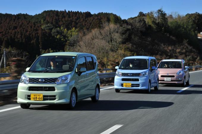 軽自動車と普通車コンパクトカーの走行風景