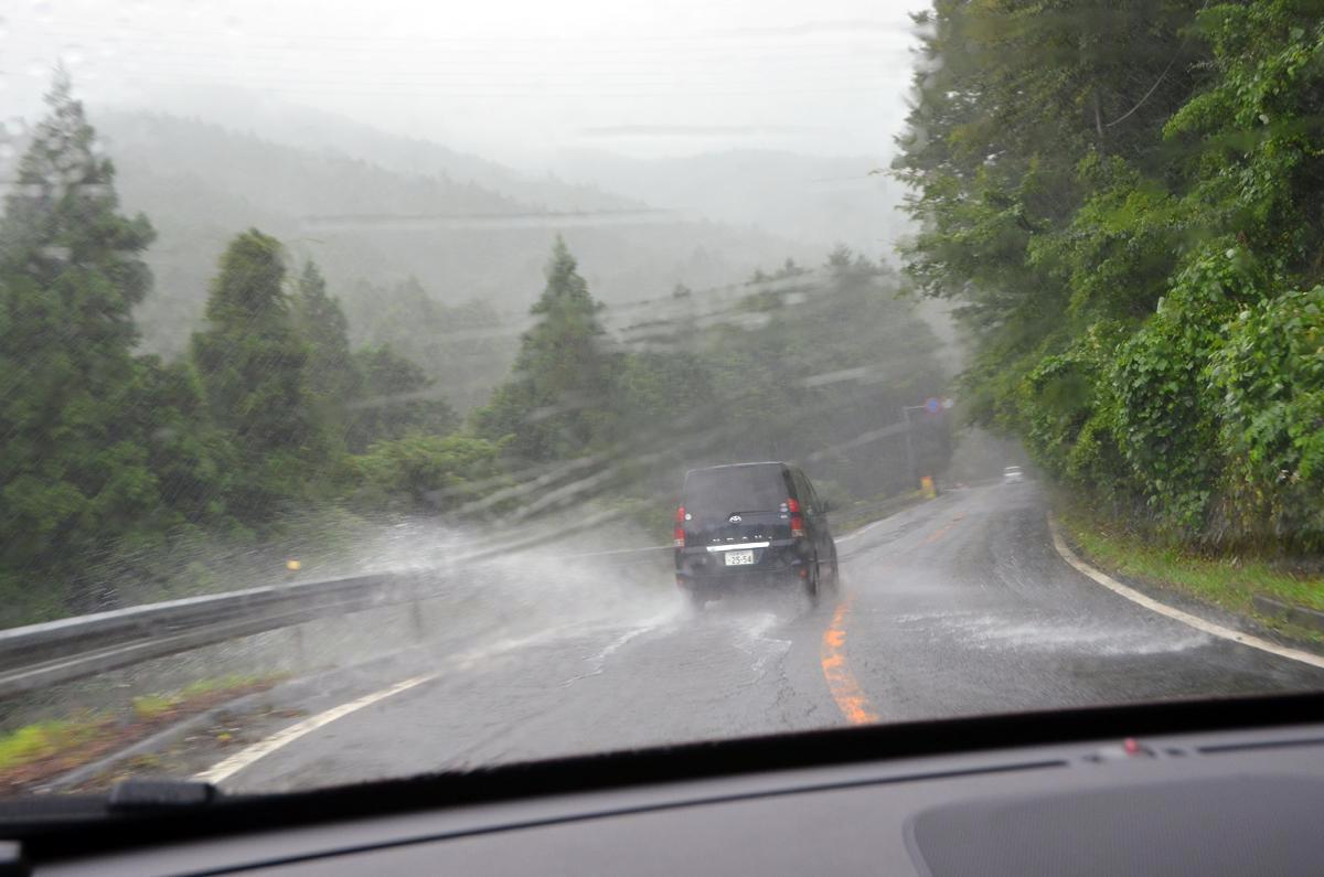 山間部での大雨のイメージ