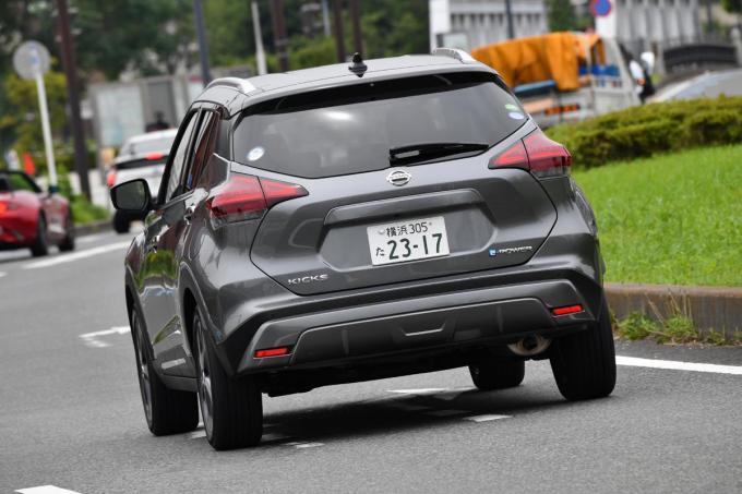 日産キックスの走行シーン（リヤ）