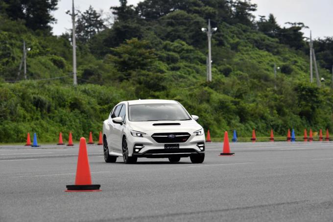 SUBARU新型レヴォーグ・プロタイプの走行シーン右頭