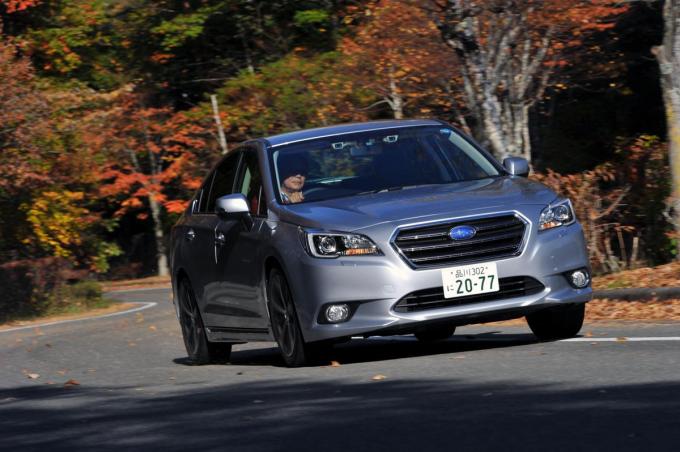 6代目SUBARUレガシィB4の走行シーンフロント