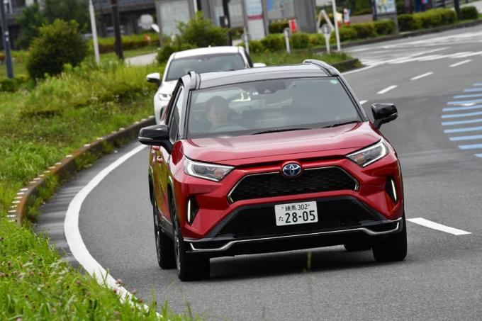 トヨタRAV4 PHVの走行シーン（フロント）