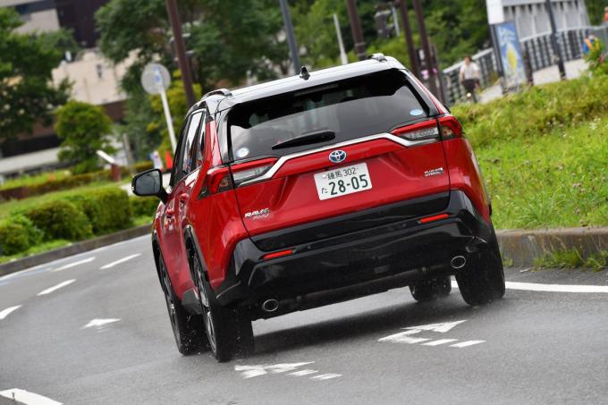 トヨタRAV4 PHVの走行シーン（リヤ）