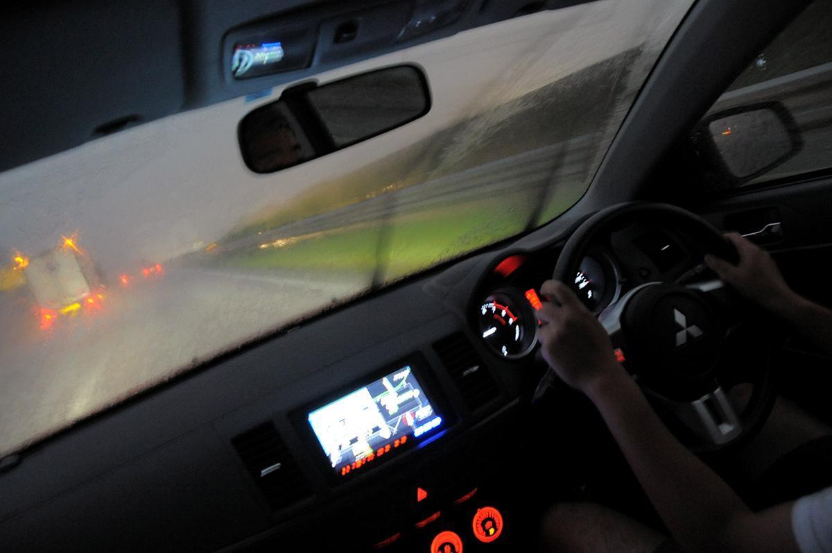 高速道路の大雨のイメージ
