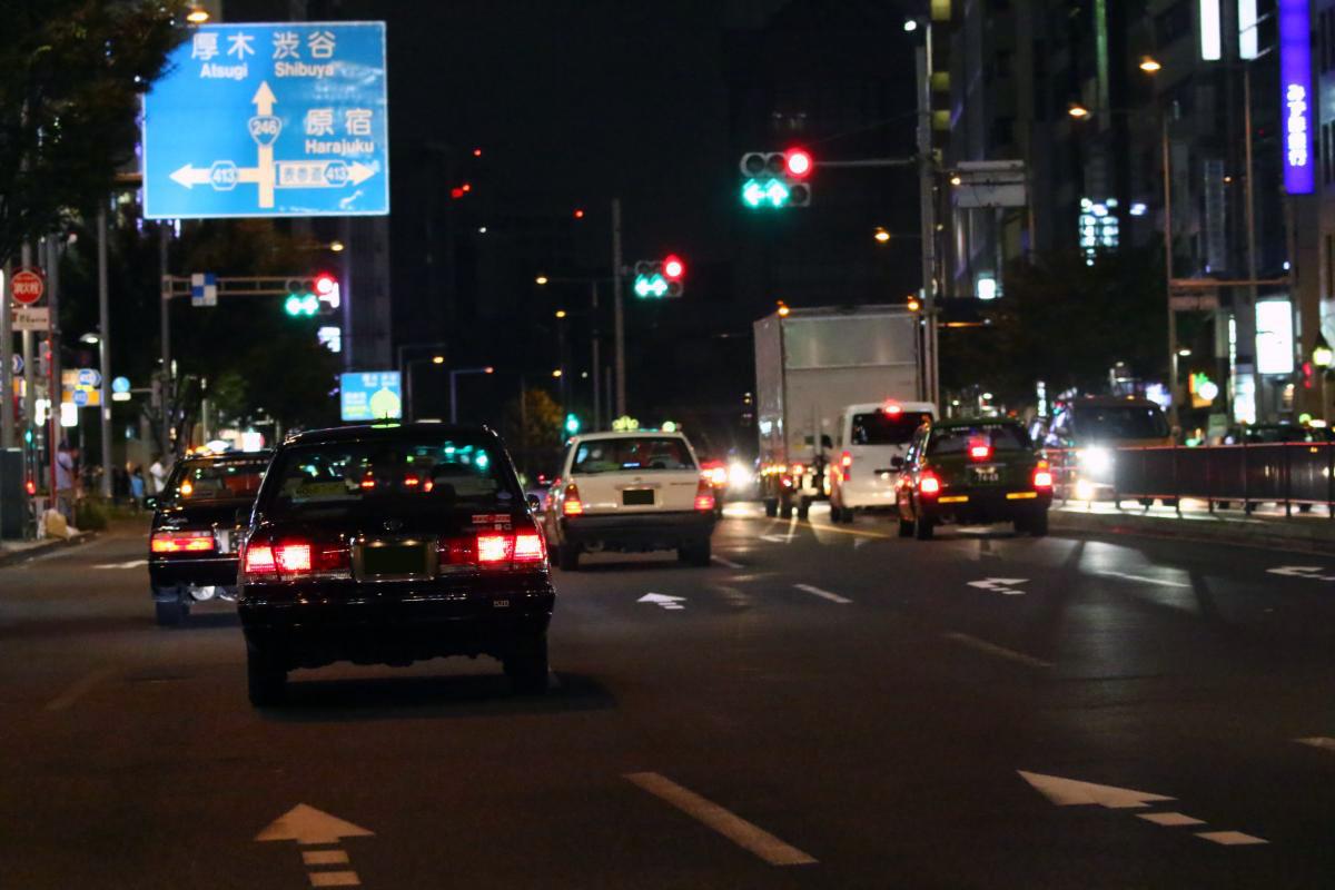 夜の繁華街にいるタクシー 〜 画像2