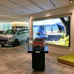 【画像】三菱自動車の新しい本社ショールームがオープン！　カフェも併設したオシャレな空間を演出 〜 画像1