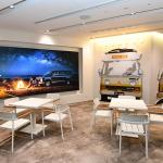 【画像】三菱自動車の新しい本社ショールームがオープン！　カフェも併設したオシャレな空間を演出 〜 画像6