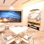 【画像】三菱自動車の新しい本社ショールームがオープン！　カフェも併設したオシャレな空間を演出 〜 画像12