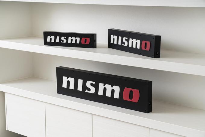 ニスモのロゴが美しく点灯！　日下エンジニアリングの新作「NISMO LEDディスプレイ」発売