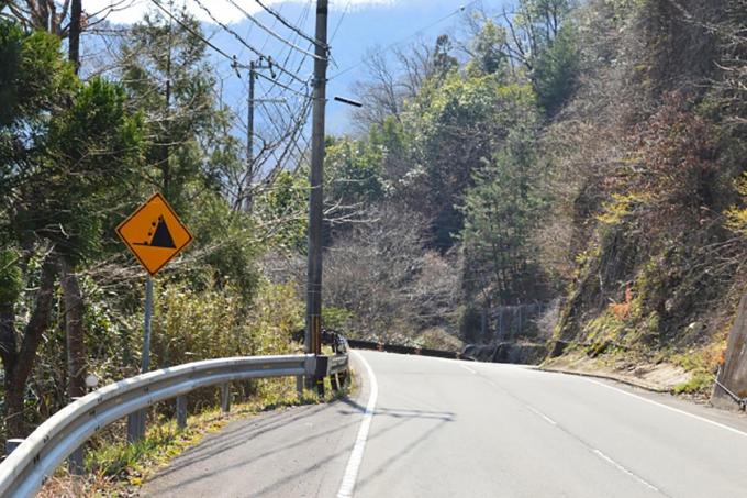 道路脇に立つ落石注意の標識