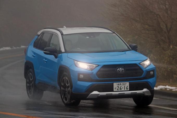 トヨタRAV4 アドベンチャーグレードの走行シーン