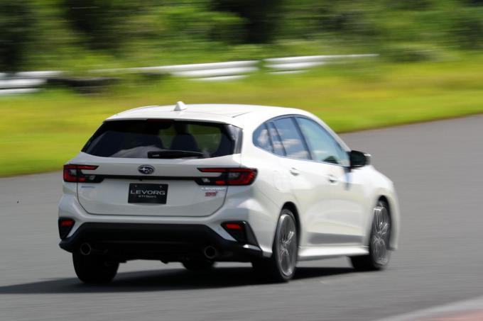 SUBARU新型レヴォーグプロトタイプGT-Hの走行シーンリヤ