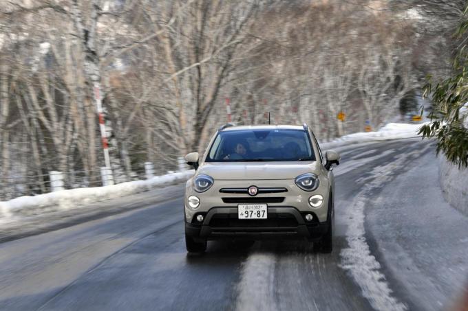 ヨコハマタイヤのブルーアース4Sを履いて走行するFIAT500X