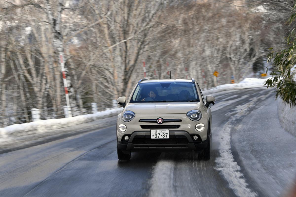 ヨコハマタイヤのブルーアース4Sを履いて走行するFIAT500X 〜 画像5