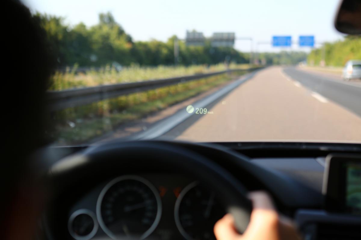 アウトバーンの速度無制限区間を200km/hで走行するシーン 〜 画像5