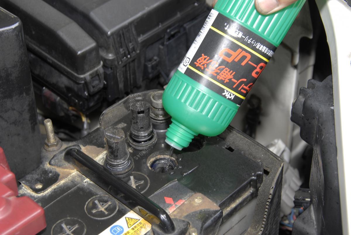液の補充は必要なし 最近クルマのバッテリーに ６つの穴 が開いていない理由 自動車情報 ニュース Web Cartop