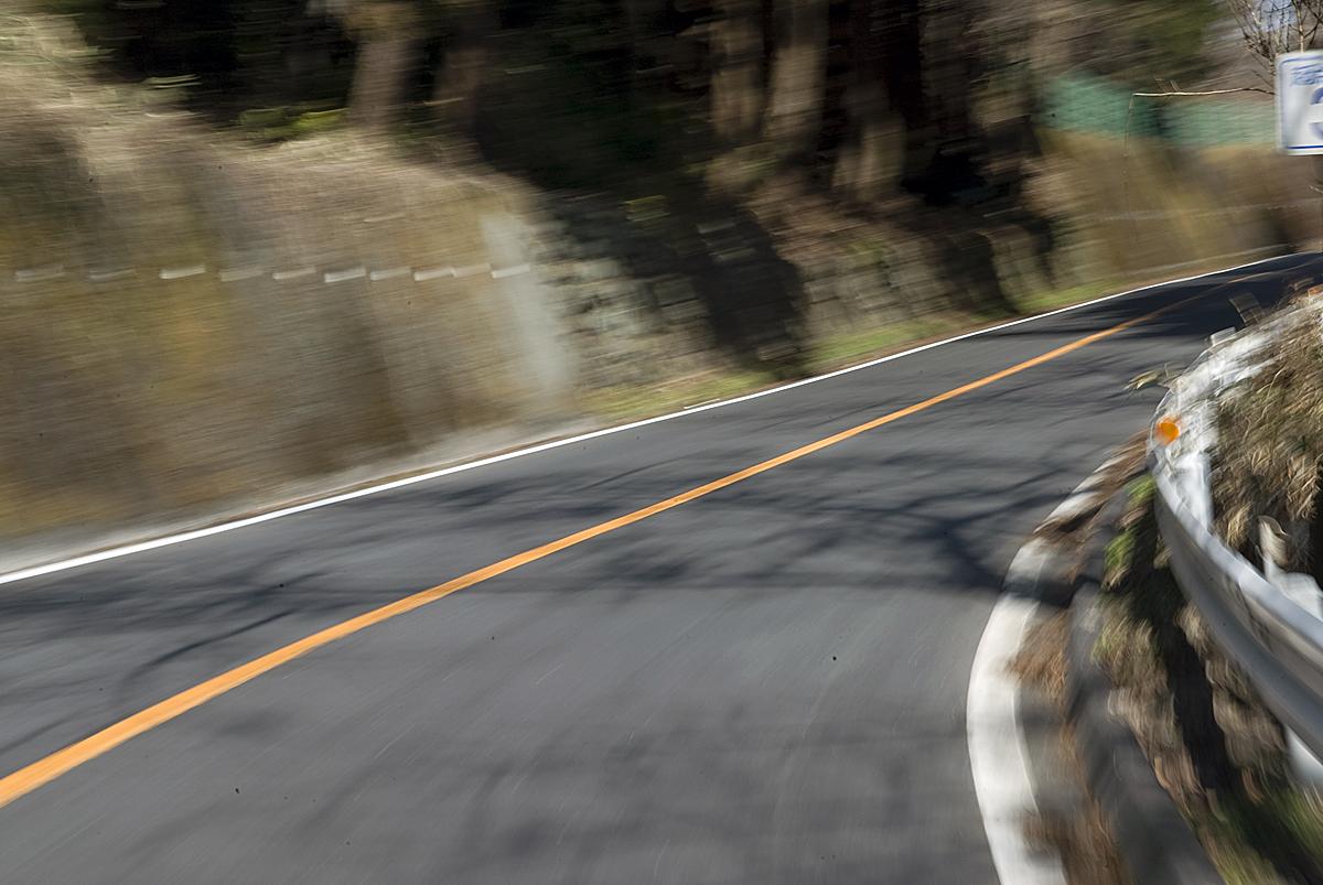 黄色い車線のイメージ