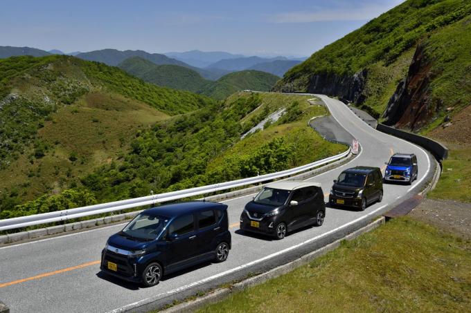 黄色い車線が引かれた道を走行するイメージ