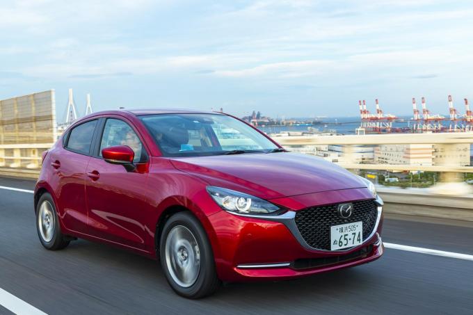 マツダMAZDA2の走行シーン