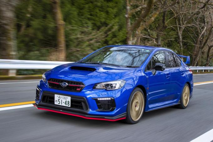 スバルWRX STIの走行シーン