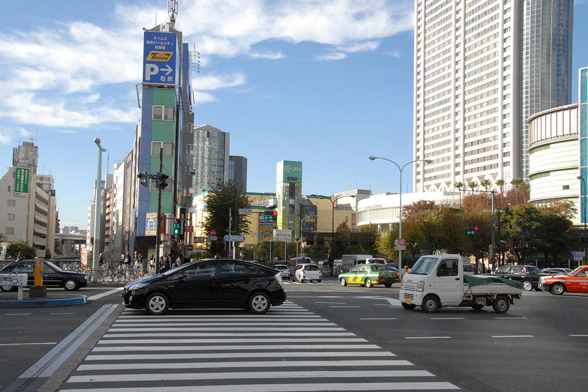 交差点の赤信号待ち 〜 画像2