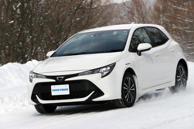 TOYOオブザーブGIZ2のカローラスポーツに装着した圧雪路の走行シーン