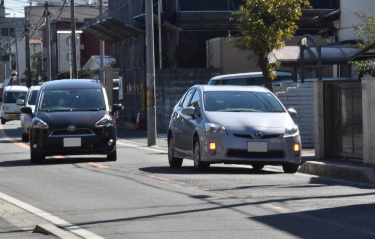 反対車線に駐車車両